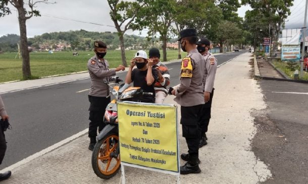 Polisi Gelar Operasi Yustisi Sampaikan Pesan Prokes dan Bagikan Masker di Masa PPKM