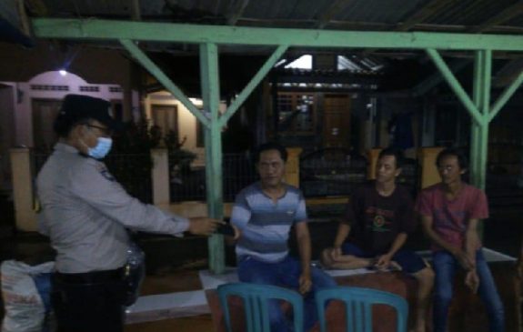 Giatkan Patroli KRYD, Polisi Bagikan Masker Himbau Warga Patuhi Prokes di Tengah PPKM