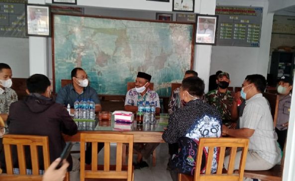 Kunker Kementerian Dapatkan Pengamanan Polisi Sekaligus Bagikan Masker Pada Warga di Masa PPKM