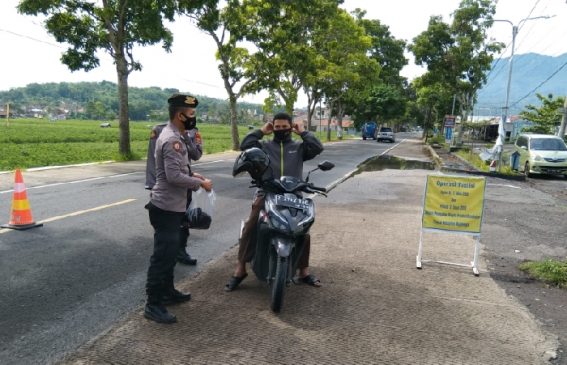 Cegah Covid 19, Polisi Gelar Operasi Yustisi Bagikan Masker ke Pengguna Jalan di Masa PPKM