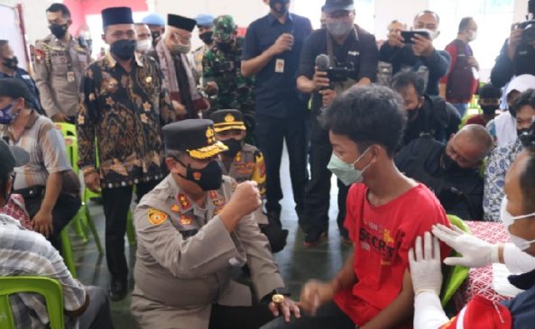 Kapolda Jabar Tinjau Langsung Pelaksanaan Vaksinasi Massal dan Pemberian Sembako di Majalengka di Masa PPKM