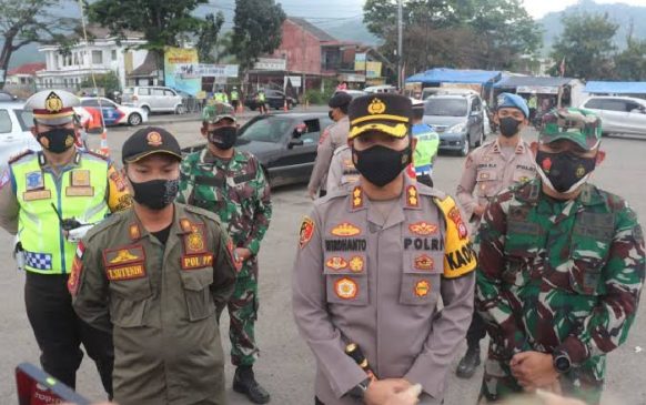 Bentuk Kepedulian Sosial, Polisi Bagikan Bansos Sembako Kepada Korban Banjir Garut di Masa PPKM