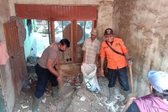 Polisi Bantu Warga Evakuasi Material Tanah Longsor