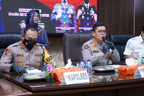 Kabid Humas Polda Jabar Pimpin Konferensi Pers Tindak Pidana Berita Hoaks di Cadas Pangeran