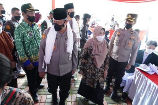 Kapolda Jabar Tinjau Langsung Pelaksanaan Gebyar Vaksinasi Massal dan Berikan Sembako di Ponpes As-Syariefiyah Garut di Masa PPKM