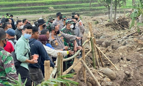 Kapolda Jabar Tinjau Wilayah yang Terkena Banjir Bandang Garut