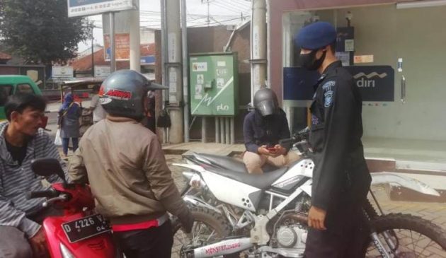 Lakukan Patroli Dialogis, Sat Brimob Polda Jabar Imbau Pengendara Motor Tetap Gunakan Masker Saat Berkendara di Masa PPKM