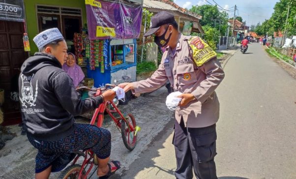 Lindungi Warga dari Virus Corona, Polisi Bagikan Masker Gratis Kepada Warga di Masa PPKM