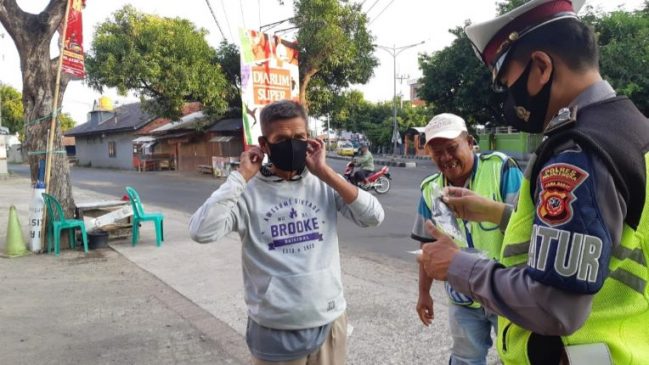 Operasi Zebra Lodaya 2021, Polisi Utamakan Bagikan Masker ke Pengendara di Tengah PPKM
