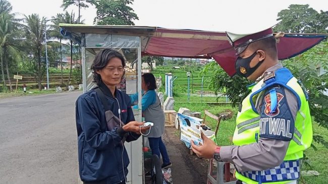 Ops Zebra Lodaya 2021 Polisi Kembali Bagikan Masker dan Stiker Ayo Pakai Masker di Masa PPKM