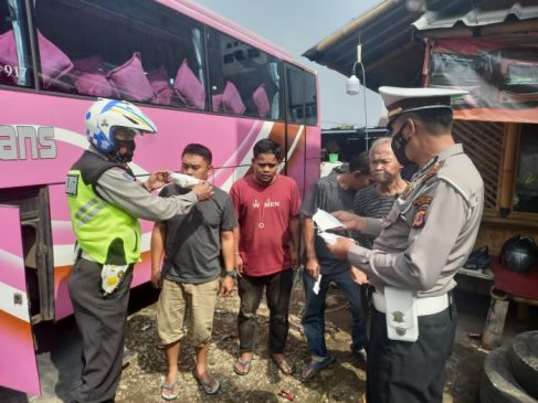 Ops Zebra Lodaya 2021, Polisi Sosialisasi Kamseltibcarlantas dan Bagikan Masker Kepada PO Aruna di Masa PPKM
