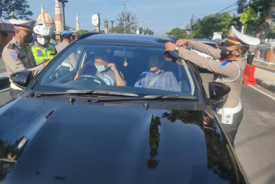 Ops Zebra Lodaya, Polisi Bagikan Masker dan Pasang Stiker Imbauan Kepada Pengendara di Masa PPKM