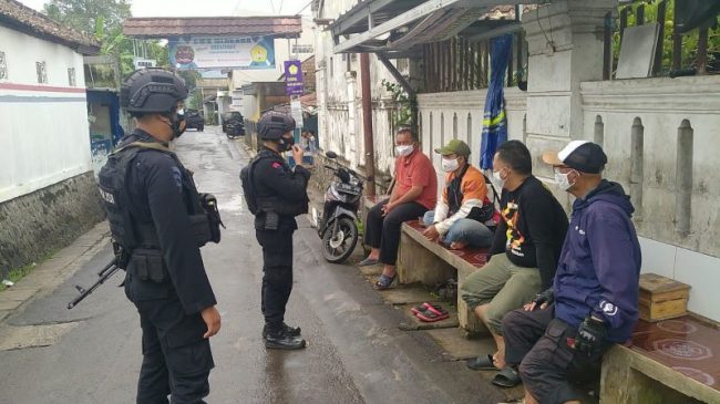 Patroli Sat Brimob Polda Jabar Gencar Ajak Masyarakat Taati Prokes dan Bagikan Masker di Tengah PPKM