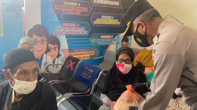 Polisi Bersama Dinas Kesehatan Gelar Vaksinasi Bagi Lansia di Masa PPKM