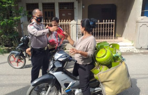 Polisi Edukasi Warga Sekaligus Bagikan Masker Kepada Para Pengguna Jalan di Tengah PPKM