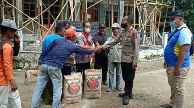 Polisi Kembali Berikan Bansos 20 Sak Semen ke Masjid Jami Al- Muslimin Di Pameungpeuk di Masa PPKM