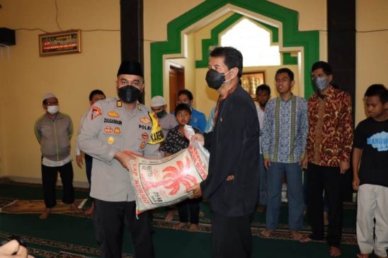 Polisi Kembali Salurkan Bansos ke SLB Negeri Citeureup Cimahi di Tengah PPKM