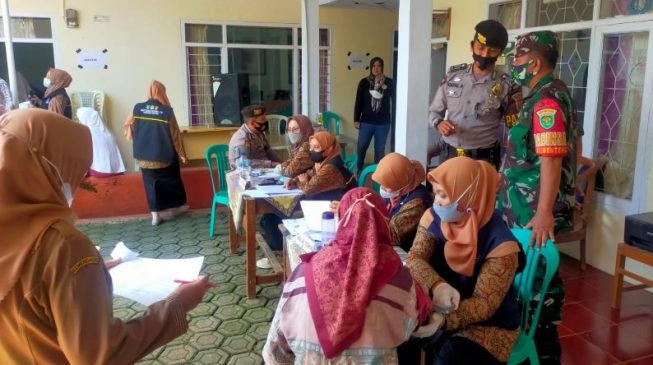 Polisi Laksanakan Pengamanan Akselerasi Vaksinasi dalam Rangka Percepatan Herd Immunity di Tengah PPKM