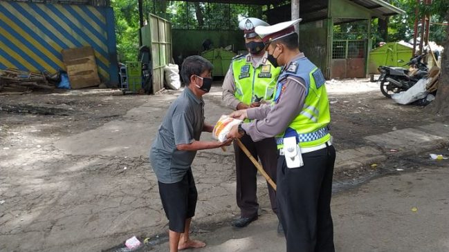 Polisi Lakukan Aksi Bansos Dalam Rangka Sosialisasi Ops Zebra Lodaya 2021 di Masa PPKM