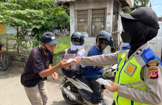 Polisi Lakukan Patroli Himbau Prokes dan Bagikan Masker Gratis di Masa PPKM