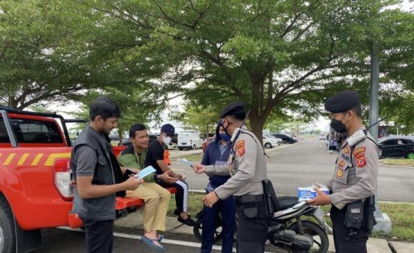 Polisi Tegakkan Prokes Covid-19 dan Bagikan Masker di Masa PPKM