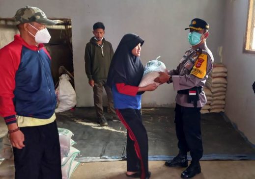 Polri Pantau Penyaluran Bansos BPNT dan Berikan Imbauan Prokes Kepada Warga Penerima