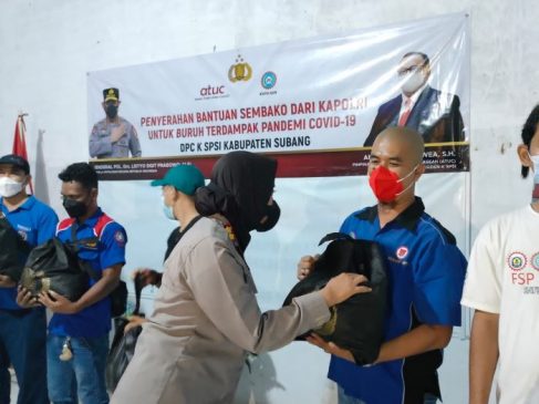 Polri Serahkan Bansos untuk Buruh Terdampak Covid-19 di Kantor DPC K-PSI Subang
