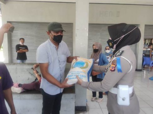 Saat Operasi Zebra Lodaya 2021, Polisi Kembali Salurkan Bansos di Tengah PPKM