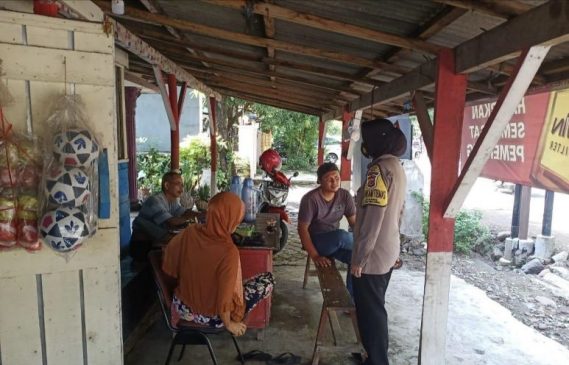 Sadarkan Masyarakat Pentingnya Prokes, Polwan Berikan Edukasi Prokes dan Bagikan Masker
