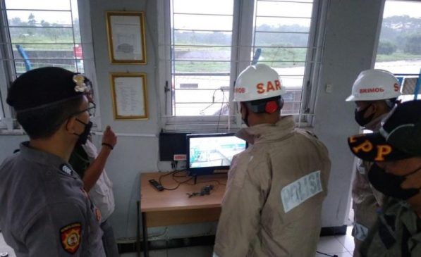 Sat Brimob Polda Jabar Antisipasi Bencana Banjir, Cek Debit Air Bendungan Copong