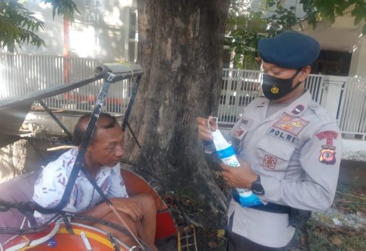Sat Brimob Polda Jabar Bagikan Masker dan Edukasi Prokes Kepada Tukang Becak di Wilayah Talun