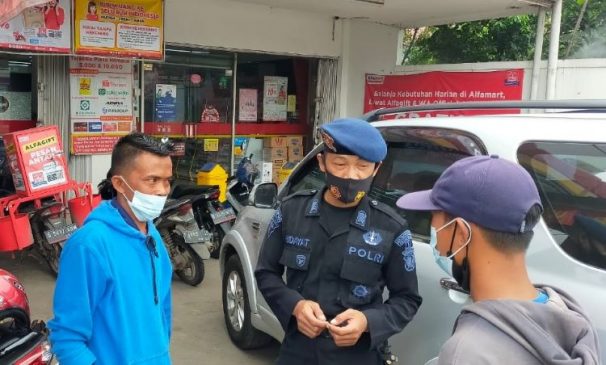 Sat Brimob Polda Jabar Berikan Imbauan Prokes dan Bagikan Masker Gratis Kepada Warga Bandung di Masa PPKM