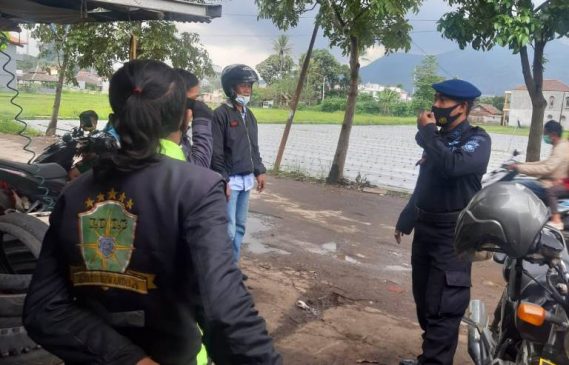 Sat Brimob Polda Jabar Himbau Prokes Warga Rancaekek di Tengah PPKM