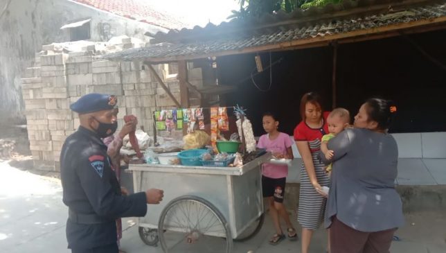 Sat Brimob Polda Jabar Laksanakan Patroli Dialogis dan Pendisiplinan Prokes Kepada Ibu-Ibu yang Sedang Berkerumun