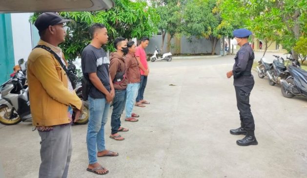 Sat Brimob Polda Jabar Lakukan Patroli Sambang Warga dengan Sasaran Kumpulan Warga Agar Disiplin Prokes 5M di Tengah PPKM