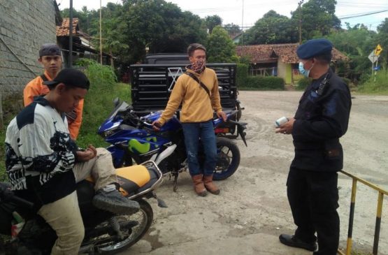 Sat Brimob Polda Jabar Sosialisasikan Pencegahan Covid-19 Kepada Karyawan PT. KCIC dan Bagikan Masker di Tengah PPKM
