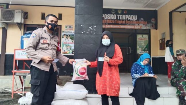 Sebanyak 60 Paket Sembako Dibagikan, dan Polisi Berikan Edukasi Prokes Kepada Masyarakat Subang