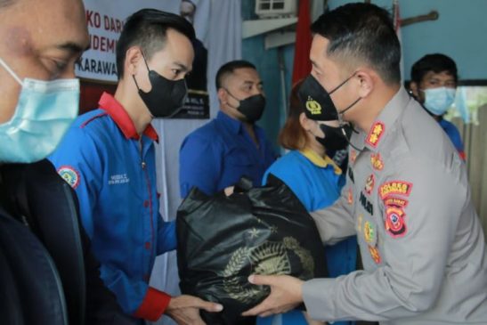 Secara Simbolis, Polisi Serahkan Bansos untuk Buruh yang Terdampak Covid-19 di Masa PPKM