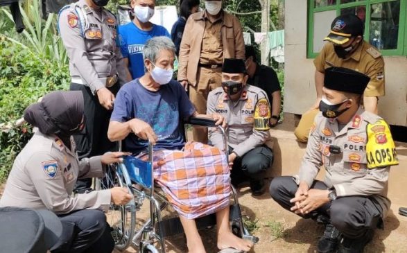 Sinergitas TNI Polri Bagikan Bansos Sembako dan Kursi Roda di Masa PPKM