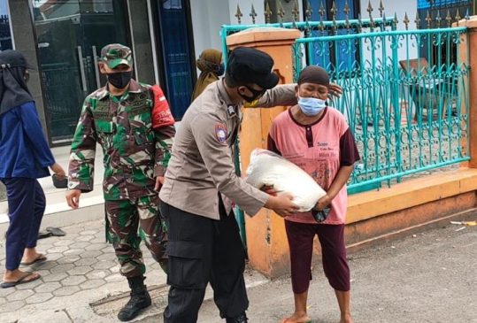 Surprise, TNI – Polri Berikan Bansos Beras Kepada Warga Kurang Mampu di Tengah PPKM
