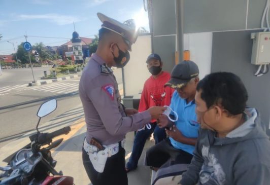 Tak Lelah Berikan Edukasi Prokes, Polisi dengan Humanis Bagikan Masker di Masa PPKM