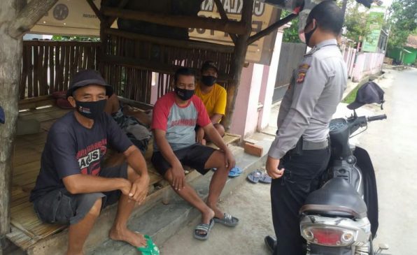 Tanpa lelah, Polisi Terus Laksanakan Imbauan Prokes Pada Warganya Sambil Bagikan Masker di Masa PPKM
