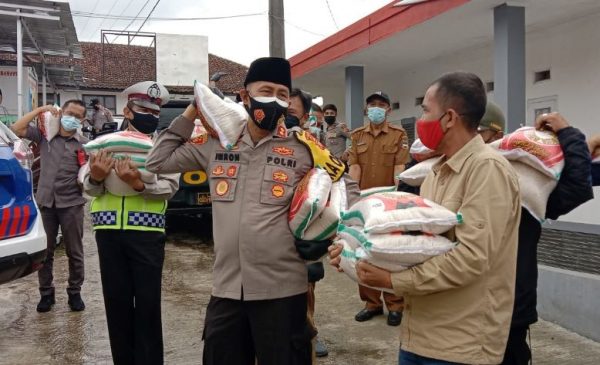Tidak Henti, Polri Bersama TNI Bagikan Bansos Beras Kepada Kaum Duafa di Masa PPKM