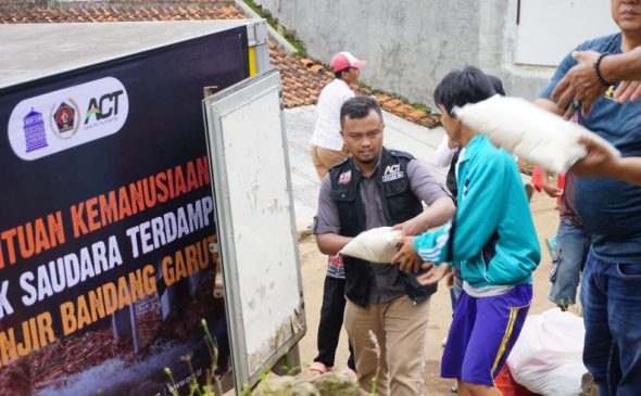 ACT Bandung Hadir Bantu Korban Banjir Bandang Garut