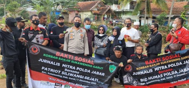 Aksi Peduli Bencana, Jurnalis Mitra Polda Jabar Gelar Baksos ke Sukawening Garut