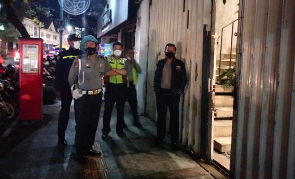 Cegah Covid 19, Polisi Bubarkan Kerumunan di Wilkum Sumur Bandung di Masa PPKM
