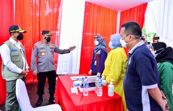 Gelar Vaksinasi se-Indonesia, Kapolri Listyo Sigit Minta Wilayah Berpacu Kejar Target 70 Persen