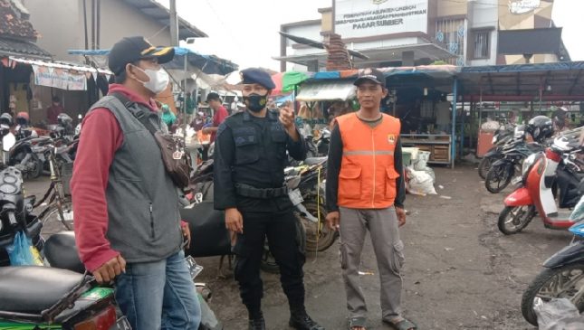 Sat Brimob Polda Jabar Blusukan ke Pasar Sumber, Sampaikan Pentingnya Prokes di Masa PPKM