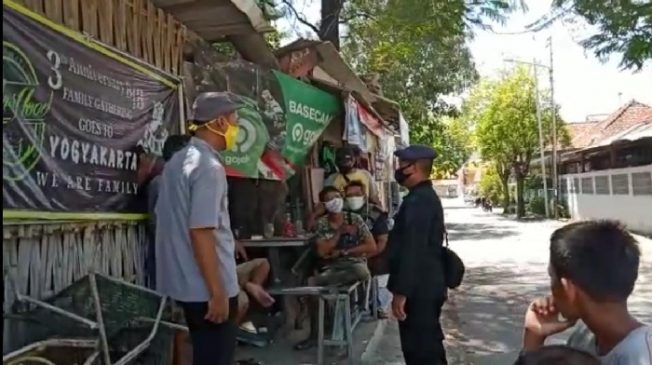 Personel Kompi 4 Batalyon C Pelopor Sat Brimob Polda Jabar Berikan Imbauan Kepada Pengemudi Ojol Sambil Bagikan Masker