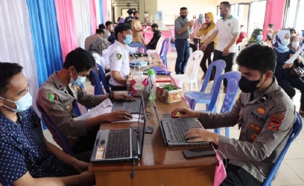 Polisi Kembali Gelar Gerai Vaksin Presisi di Kawasan Pasar di Tengah PPKM